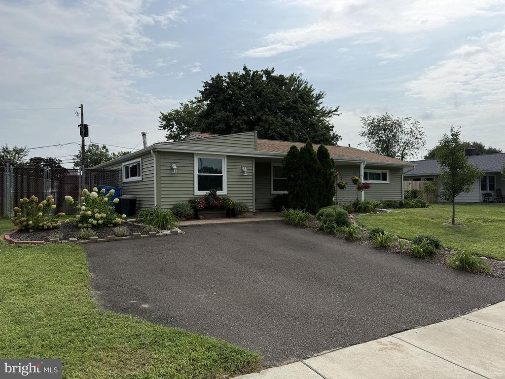 129 DOGWOOD DR, LEVITTOWN, PA 19055 — photo 3