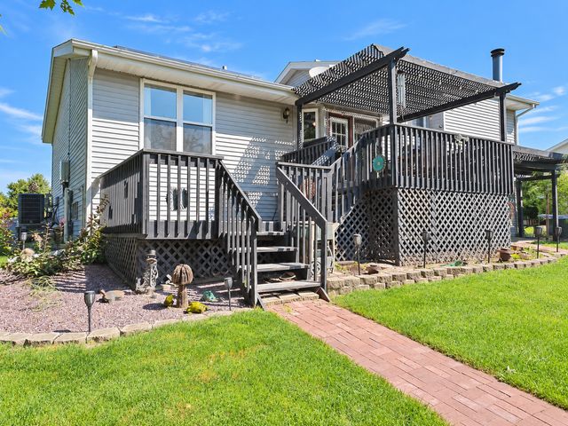 6727 Sawmill Drive, Roscoe, IL 61073