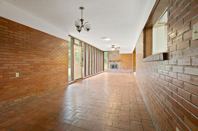 303 S Jackson Street, Alvin, TX 77511