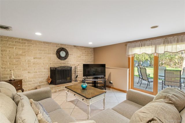 11 Laurie Place, Glen Cove, NY 11542