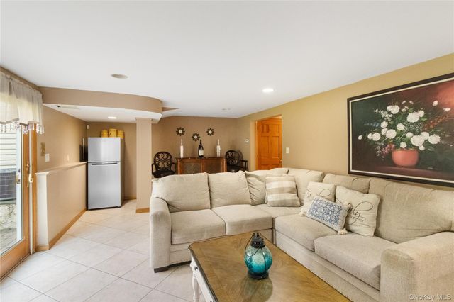 11 Laurie Place, Glen Cove, NY 11542