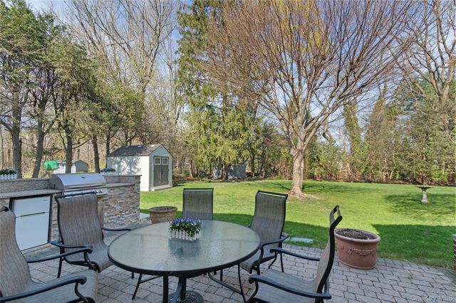 11 Laurie Place, Glen Cove, NY 11542