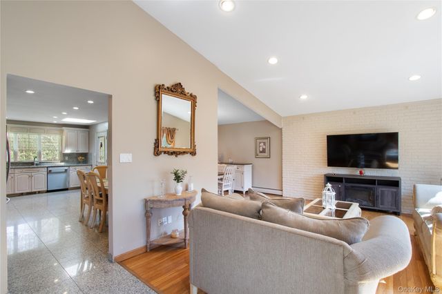 11 Laurie Place, Glen Cove, NY 11542