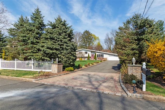 11 Laurie Place, Glen Cove, NY 11542