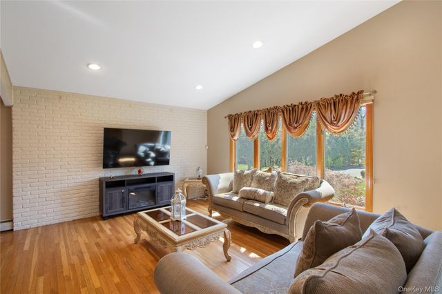 11 Laurie Place, Glen Cove, NY 11542