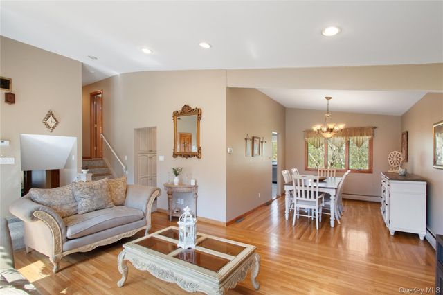 11 Laurie Place, Glen Cove, NY 11542