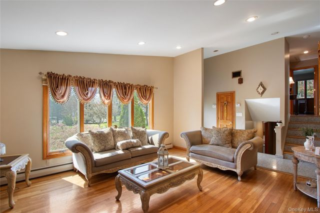 11 Laurie Place, Glen Cove, NY 11542