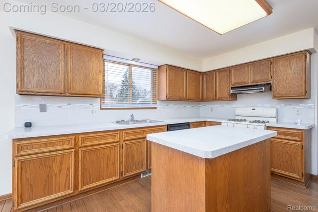 1651 Redbud Drive, Troy, MI 48098