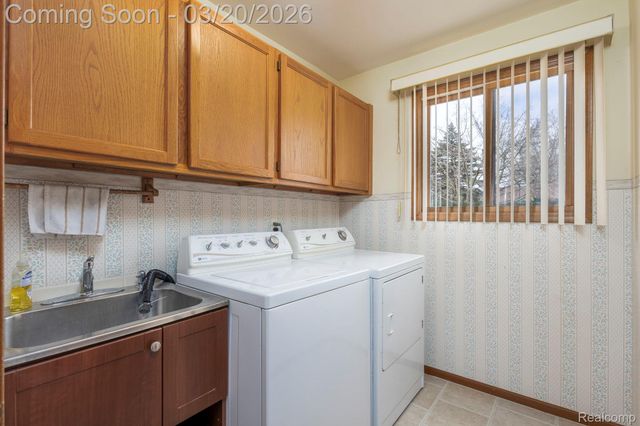 1651 Redbud Drive, Troy, MI 48098