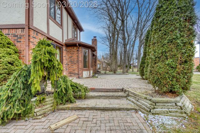 1651 Redbud Drive, Troy, MI 48098