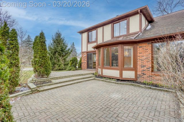 1651 Redbud Drive, Troy, MI 48098