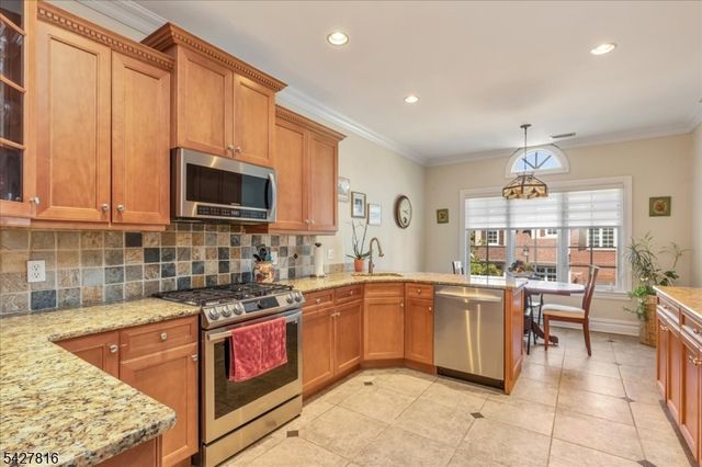 29 Schmidt Cir, Watchung Boro, NJ 07069