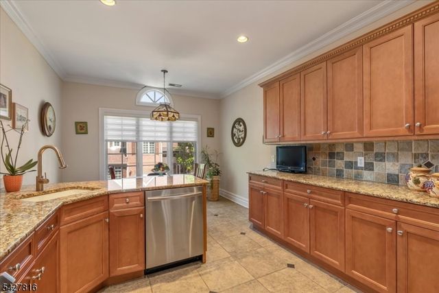 29 Schmidt Cir, Watchung Boro, NJ 07069