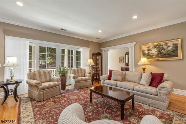 29 Schmidt Cir, Watchung Boro, NJ 07069