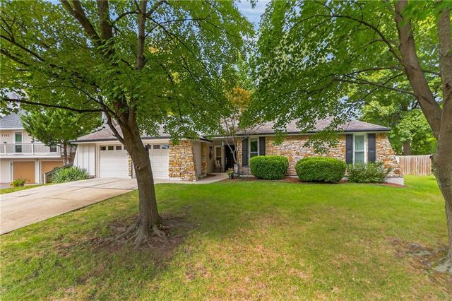1104 NE Oak Tree Drive, Lee's Summit, MO 64086