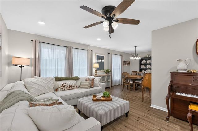 1104 NE Oak Tree Drive, Lee's Summit, MO 64086