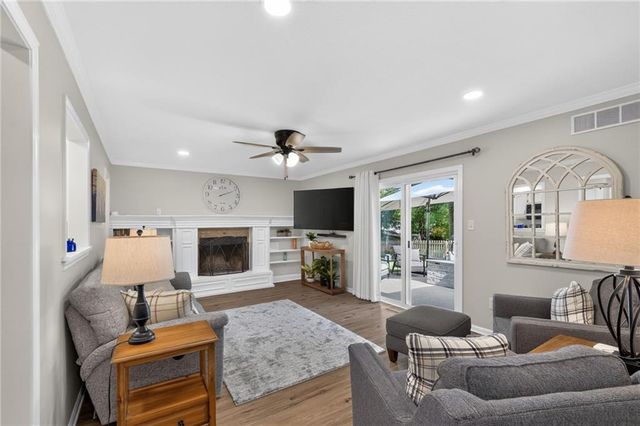 1104 NE Oak Tree Drive, Lee's Summit, MO 64086