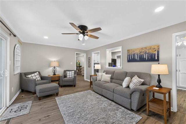 1104 NE Oak Tree Drive, Lee's Summit, MO 64086