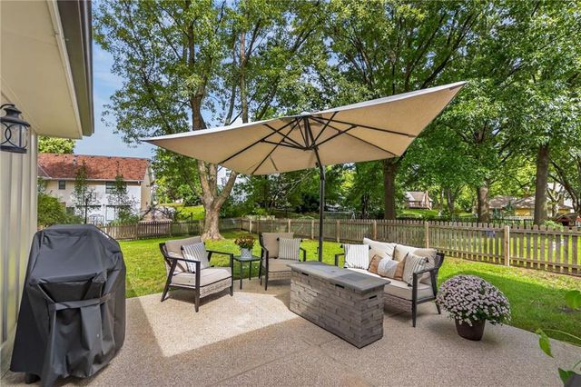 1104 NE Oak Tree Drive, Lee's Summit, MO 64086