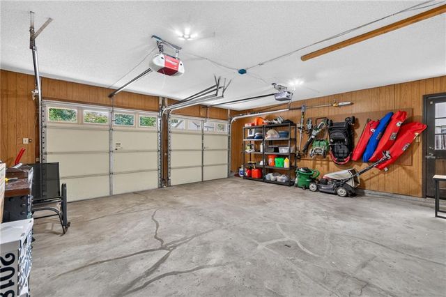1104 NE Oak Tree Drive, Lee's Summit, MO 64086