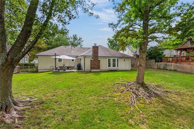 1104 NE Oak Tree Drive, Lee's Summit, MO 64086