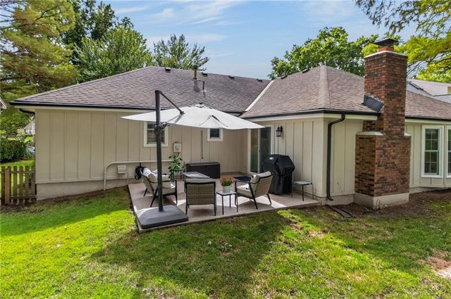 1104 NE Oak Tree Drive, Lee's Summit, MO 64086