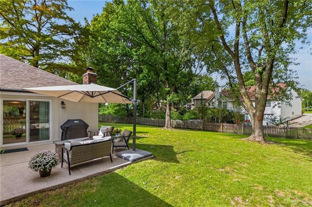 1104 NE Oak Tree Drive, Lee's Summit, MO 64086