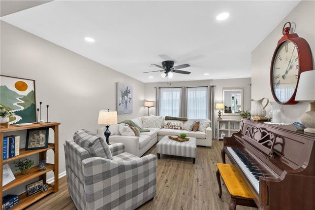 1104 NE Oak Tree Drive, Lee's Summit, MO 64086