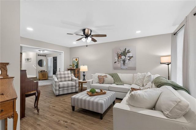 1104 NE Oak Tree Drive, Lee's Summit, MO 64086