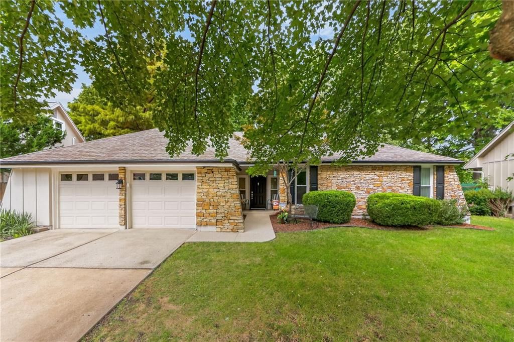 1104 NE Oak Tree Drive, Lee's Summit, MO 64086