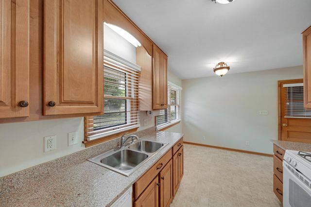 903 Parallel Street, Chaska, MN 55318