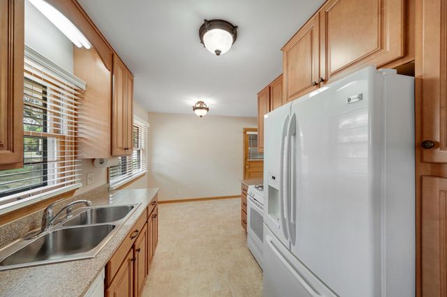 903 Parallel Street, Chaska, MN 55318