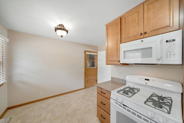903 Parallel Street, Chaska, MN 55318
