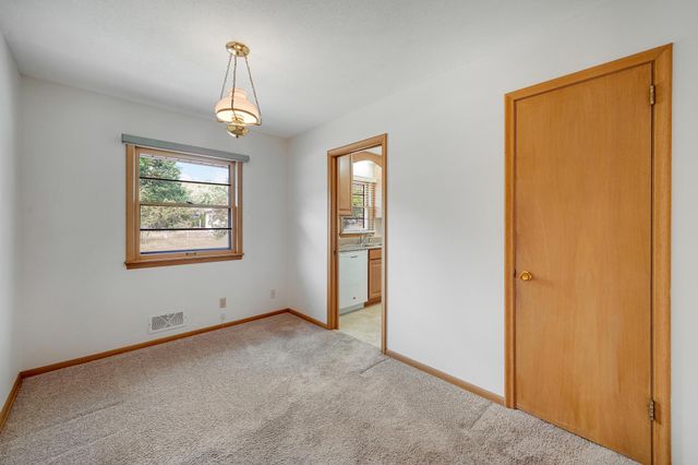 903 Parallel Street, Chaska, MN 55318