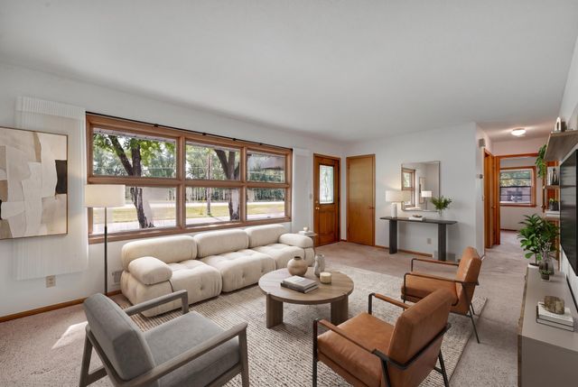 903 Parallel Street, Chaska, MN 55318