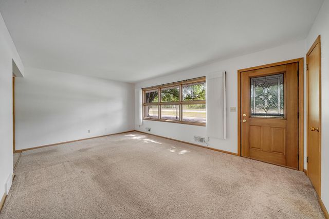 903 Parallel Street, Chaska, MN 55318