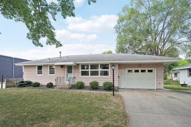 903 Parallel Street, Chaska, MN 55318