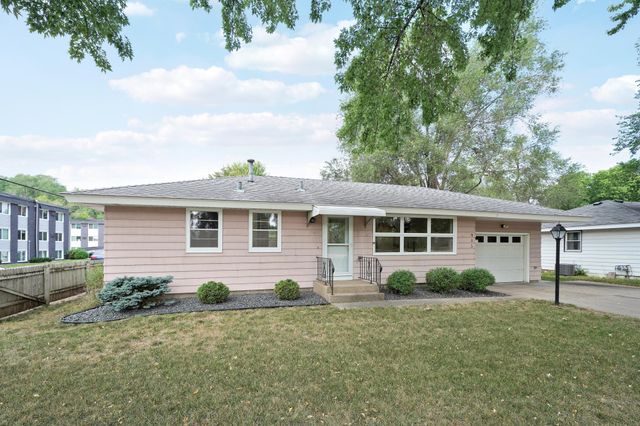 903 Parallel Street, Chaska, MN 55318
