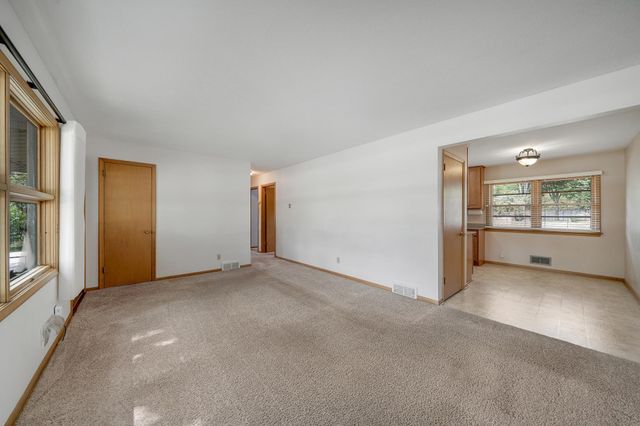 903 Parallel Street, Chaska, MN 55318