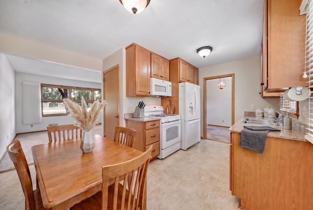 903 Parallel Street, Chaska, MN 55318