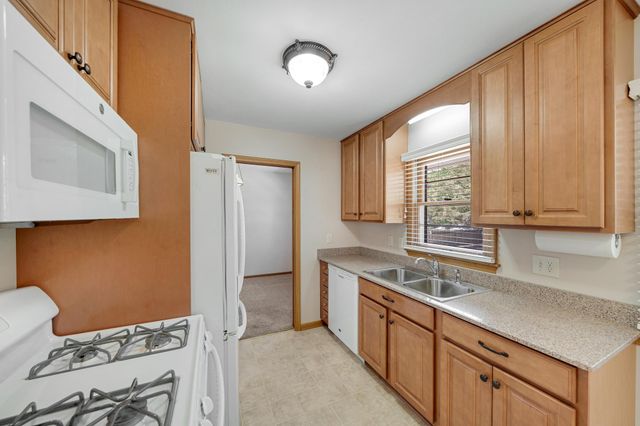 903 Parallel Street, Chaska, MN 55318