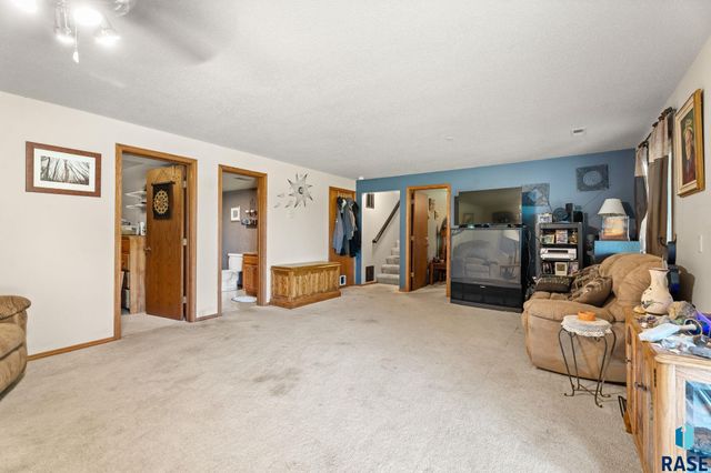 5800 Coughran Ct Court, Sioux Falls, SD 57106