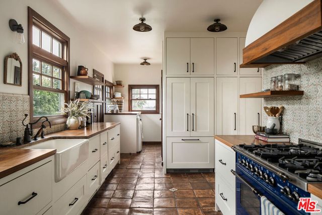 4918 Angeles Vista Boulevard, View Park, CA 90043