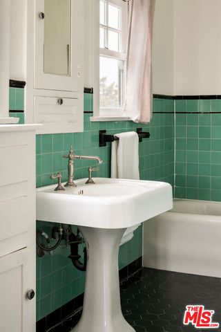 4918 Angeles Vista Boulevard, View Park, CA 90043