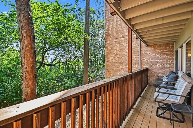 5811 Oakwood Drive B, Lisle, IL 60532