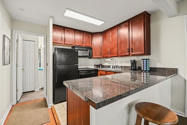 5811 Oakwood Drive B, Lisle, IL 60532