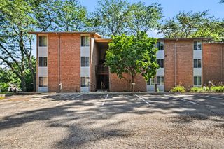 5811 Oakwood Drive B, Lisle, IL 60532
