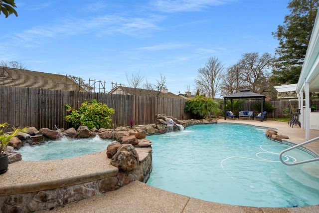 214 N Cinnamon Dr, Galt, CA 95632