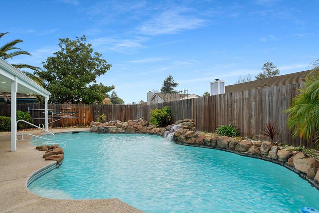 214 N Cinnamon Dr, Galt, CA 95632