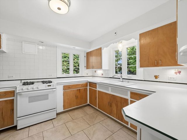 904 S 2nd Avenue, Des Plaines, IL 60016